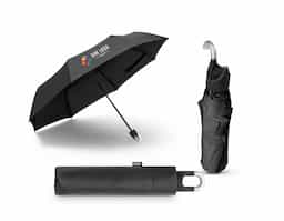 Guarda-chuva confeccionado em poliéster 100% reciclado (rPET) pongee 190T. Possui varetas em fibra de vidro, haste metálica e pega em ABS reciclado. Dobrável em 3 seções, conta com abertura manual e design à prova de vento. Combinando praticidade, resistência e sustentabilidade.