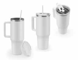 Copo de viagem com grande capacidade (até 1300 mL), fabricado em aço inox 91% reciclado, com parede dupla e isolamento a vácuo. Possui acabamento fosco, tampa com abertura para canudo e orifício para uso direto com fechamento, além de alça lateral que facilita o transporte em atividades diárias ou ao ar livre.