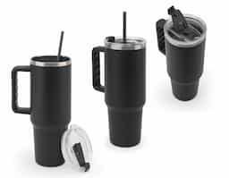 Copo de viagem com grande capacidade (até 1300 mL), fabricado em aço inox 91% reciclado, com parede dupla e isolamento a vácuo. Possui acabamento fosco, tampa com abertura para canudo e orifício para uso direto com fechamento, além de alça lateral que facilita o transporte em atividades diárias ou ao ar livre.