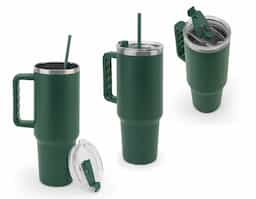Copo de viagem com grande capacidade (até 1300 mL), fabricado em aço inox 91% reciclado, com parede dupla e isolamento a vácuo. Possui acabamento fosco, tampa com abertura para canudo e orifício para uso direto com fechamento, além de alça lateral que facilita o transporte em atividades diárias ou ao ar livre.