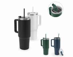 Copo de viagem com grande capacidade (até 1300 mL), fabricado em aço inox 91% reciclado, com parede dupla e isolamento a vácuo. Possui acabamento fosco, tampa com abertura para canudo e orifício para uso direto com fechamento, além de alça lateral que facilita o transporte em atividades diárias ou ao ar livre.