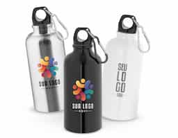 Squeeze esportiva com capacidade de até 560 mL, fabricada em aço inox de parede simples e acabamento brilhante. Possui tampa com mosquetão integrado, permitindo fácil transporte ou fixação em mochilas e bolsas. Ideal para uso em atividades físicas ou ao ar livre.