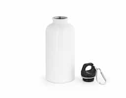 Squeeze esportiva com capacidade de até 560 mL, fabricada em aço inox de parede simples e acabamento brilhante. Possui tampa com mosquetão integrado, permitindo fácil transporte ou fixação em mochilas e bolsas. Ideal para uso em atividades físicas ou ao ar livre.
