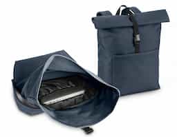 Mochila "Roll-top" para notebook em 600D e forro em 210D. Possui um compartimento principal espaçoso para notebook até 17.3", com fecho de enrolar no topo. Bolso frontal com zíper.
