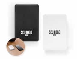 Bateria portátil com capacidade de 10.000 mAh, fabricada em ABS 100% reciclado. Possui indicador de carga, porta USB-C (entrada/saída), porta USB-A e cabo USB-C integrado de entrada e saída. Permite carregar até dois dispositivos ao mesmo tempo, oferecendo praticidade no uso diário.