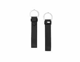 Chaveiro em PU resistente, com acabamento elegante e toque macio. Acompanha argola em ferro, garantindo durabilidade e segurança para organizar suas chaves com estilo. Ideal como brinde funcional e sofisticado para o dia a dia.