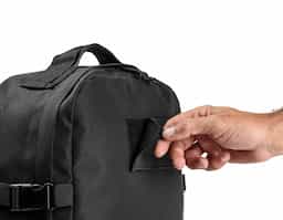 Mochila para utilização diária em ambientes profissionais ou de lazer, Ideal também para esportes e caminhadas ao ar livre. O seu design torna esta mochila um produto versátil e resistente. Composta por poliéster reciclado 600D de alta densidade e forro em poliéster reciclado 210D. Possui um compartimento principal com bolso para notebook até 17.3" e diversos bolsos que facilitam a organização dos itens, um bolso com zíper e um bolso lateral. Possui características particulares como cintas de compressão nas laterais, tiras multifuncionais em webbing, alça peitoral ajustável, pega na parte superior e alça para trolley em caso de necessidade. Contém também um emblema removível, com o mesmo material da mochila, ideal para personalização. Capacidade até 21L.
