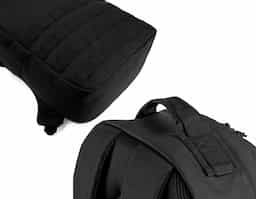 Mochila para utilização diária em ambientes profissionais ou de lazer, Ideal também para esportes e caminhadas ao ar livre. O seu design torna esta mochila um produto versátil e resistente. Composta por poliéster reciclado 600D de alta densidade e forro em poliéster reciclado 210D. Possui um compartimento principal com bolso para notebook até 17.3" e diversos bolsos que facilitam a organização dos itens, um bolso com zíper e um bolso lateral. Possui características particulares como cintas de compressão nas laterais, tiras multifuncionais em webbing, alça peitoral ajustável, pega na parte superior e alça para trolley em caso de necessidade. Contém também um emblema removível, com o mesmo material da mochila, ideal para personalização. Capacidade até 21L.