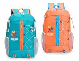 Mochila dobrável em poliéster resistente à água, com capacidade de até 20 litros. Quando dobrada, pode ser transportada como um estojo compacto. Aberta, conta com compartimento interno com divisória, bolso frontal amplo, dois bolsos laterais em rede com elástico, compartimento traseiro antifurto e alças com espuma respirável.