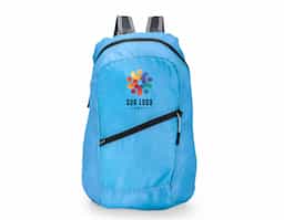 Mochila dobrável com design leve e moderno, confeccionada em poliéster resistente à água. Com capacidade de até 14 litros, possui compartimento principal espaçoso, bolso frontal e alças ajustáveis com revestimento em espuma respirável para maior conforto. Acompanha saco em nylon com regulagem, facilitando o transporte quando dobrada.