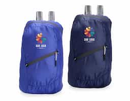 Mochila dobrável com design leve e moderno, confeccionada em poliéster resistente à água. Com capacidade de até 14 litros, possui compartimento principal espaçoso, bolso frontal e alças ajustáveis com revestimento em espuma respirável para maior conforto. Acompanha saco em nylon com regulagem, facilitando o transporte quando dobrada.