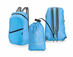 Mochila dobrável com design leve e moderno, confeccionada em poliéster resistente à água. Com capacidade de até 14 litros, possui compartimento principal espaçoso, bolso frontal e alças ajustáveis com revestimento em espuma respirável para maior conforto. Acompanha saco em nylon com regulagem, facilitando o transporte quando dobrada.
