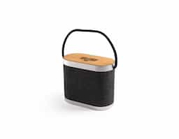 Caixa de som em bambu e poliéster 100% reciclado, com som potente de 5W e autonomia de 2h. Possui carregador wireless super-rápido de 15W no topo, ideal para quem busca praticidade e sustentabilidade. Conexão BT 5.3, compatível com smartphones com carregamento sem fio. Acompanha cabo USB-C. Um brinde moderno, útil e com apelo ecológico.