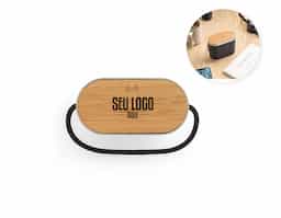 Caixa de som em bambu e poliéster 100% reciclado, com som potente de 5W e autonomia de 2h. Possui carregador wireless super-rápido de 15W no topo, ideal para quem busca praticidade e sustentabilidade. Conexão BT 5.3, compatível com smartphones com carregamento sem fio. Acompanha cabo USB-C. Um brinde moderno, útil e com apelo ecológico.