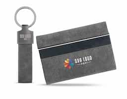 Conjunto elegante composto por porta-cartões e chaveiro, ambos em metal com acabamento em poliéster 30% reciclado. O porta-cartões possui capacidade para até 7 cartões, unindo praticidade, estilo e responsabilidade ambiental. Ideal como brinde corporativo ou para uso pessoal no dia a dia.