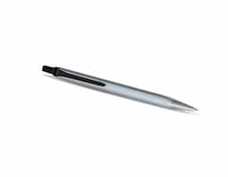 Caneta com corpo metálico em formato triangular, que proporciona maior ergonomia e conforto durante o uso. Possui carga esferográfica azul e acionamento por clique, ideal para uma escrita prática e eficiente no dia a dia.