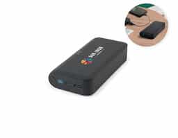 Bateria portátil com carregador wireless em ABS 100% reciclado, com capacidade de 20.000 mAh e tela indicador de nível de carga. A power bank tem uma porta de entrada/saída USB-C e uma porta de saída USB, ambas de carregamento rápido PD 20W. O carregador wireless tem uma potência máxima de 15W. Incluso um cabo de carregamento com saída dupla USB-A/USB-C. Compatível com dispositivos móveis com tecnologia de carregamento sem fios.