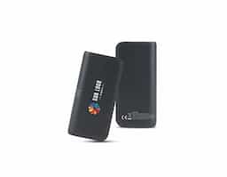 Bateria portátil com carregador wireless em ABS 100% reciclado, com capacidade de 20.000 mAh e tela indicador de nível de carga. A power bank tem uma porta de entrada/saída USB-C e uma porta de saída USB, ambas de carregamento rápido PD 20W. O carregador wireless tem uma potência máxima de 15W. Incluso um cabo de carregamento com saída dupla USB-A/USB-C. Compatível com dispositivos móveis com tecnologia de carregamento sem fios.
