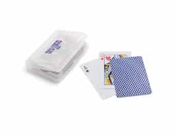 Baralho com 54 cartas em papel plastificado, ideal para jogos duradouros e resistentes ao uso frequente. Fornecido em caixa rígida que garante proteção e facilidade no transporte. Um brinde clássico, versátil e divertido, perfeito para campanhas promocionais, eventos corporativos ou ações que valorizam entretenimento com estilo e praticidade.