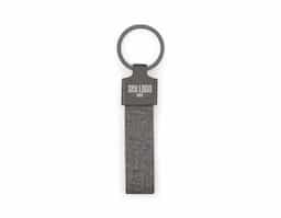 Chaveiro confeccionado em metal e PET 30% reciclado, unindo durabilidade e sustentabilidade. Conta com uma argola metálica resistente, ideal para organizar chaves ou prender pequenos objetos de forma prática e segura.