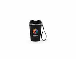 Copo de viagem com capacidade de até 460 mL, confeccionado em polipropileno (PP) e aço inox 90% reciclado. Apresenta parede dupla com acabamento fosco, ideal para manter a temperatura da bebida por mais tempo. A tampa em PP é à prova de vazamentos e possui uma alça em PU e PET que facilita o transporte com segurança e praticidade.