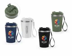 Copo de viagem com capacidade de até 460 mL, confeccionado em polipropileno (PP) e aço inox 90% reciclado. Apresenta parede dupla com acabamento fosco, ideal para manter a temperatura da bebida por mais tempo. A tampa em PP é à prova de vazamentos e possui uma alça em PU e PET que facilita o transporte com segurança e praticidade.