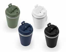 Copo de viagem com capacidade de até 460 mL, confeccionado em polipropileno (PP) e aço inox 90% reciclado. Apresenta parede dupla com acabamento fosco, ideal para manter a temperatura da bebida por mais tempo. A tampa em PP é à prova de vazamentos e possui uma alça em PU e PET que facilita o transporte com segurança e praticidade.