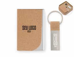 Conjunto composto por porta-cartões e chaveiro, ambos fabricados em metal e cortiça, unindo durabilidade e estilo sustentável. O porta-cartões possui capacidade para até 7 cartões, ideal para organização prática no dia a dia.