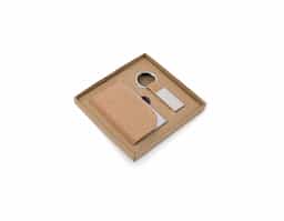 Conjunto composto por porta-cartões e chaveiro, ambos fabricados em metal e cortiça, unindo durabilidade e estilo sustentável. O porta-cartões possui capacidade para até 7 cartões, ideal para organização prática no dia a dia.