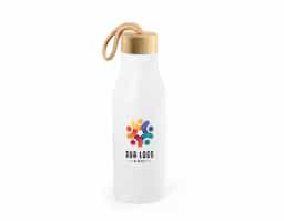 Squeeze em aço inox 90% reciclado, com parede simples e acabamento fosco. A tampa em bambu possui alça integrada para facilitar o transporte. Capacidade de até 570 ml, ideal para manter a hidratação com sustentabilidade e praticidade.