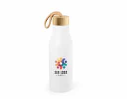 Squeeze em aço inox 90% reciclado, com parede simples e acabamento fosco. A tampa em bambu possui alça integrada para facilitar o transporte. Capacidade de até 570 ml, ideal para manter a hidratação com sustentabilidade e praticidade.