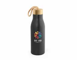 Squeeze em aço inox 90% reciclado, com parede simples e acabamento fosco. A tampa em bambu possui alça integrada para facilitar o transporte. Capacidade de até 570 ml, ideal para manter a hidratação com sustentabilidade e praticidade.