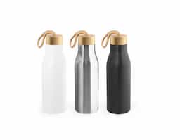 Squeeze em aço inox 90% reciclado, com parede simples e acabamento fosco. A tampa em bambu possui alça integrada para facilitar o transporte. Capacidade de até 570 ml, ideal para manter a hidratação com sustentabilidade e praticidade.