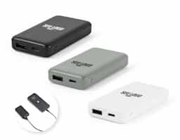 Bateria portátil compacta e leve, confeccionada em ABS 100% reciclado. Com capacidade de 4.000 mAh, possui indicador de nível de carga, uma porta de entrada USB-C e uma porta de saída USB-A. Acompanha cabo USB-C para carregamento. Ideal para garantir energia extra em situações de emergência.