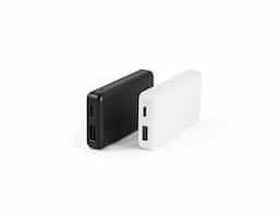Bateria portátil compacta e leve, confeccionada em ABS 100% reciclado. Com capacidade de 4.000 mAh, possui indicador de nível de carga, uma porta de entrada USB-C e uma porta de saída USB-A. Acompanha cabo USB-C para carregamento. Ideal para garantir energia extra em situações de emergência.