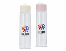 Garrafa de vidro 330ml, ideal para brindes sustentáveis. Conta com tampa plástica de rosca que evita vazamentos e alça em algodão para facilitar o transporte. Compacta, reutilizável e perfeita para ações promocionais que valorizam o cuidado com o meio ambiente e o uso no dia a dia.