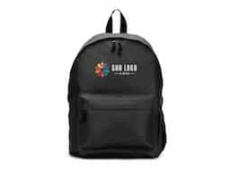 Mochila em poliéster reciclado 600D com forro 210D, ideal para ações sustentáveis. Conta com compartimento principal amplo, bolso frontal, bolso lateral para squeeze e alça superior em webbing. Capacidade de até 18L. Brinde corporativo funcional e com apelo ecológico.