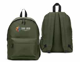 Mochila em poliéster reciclado 600D com forro 210D, ideal para ações sustentáveis. Conta com compartimento principal amplo, bolso frontal, bolso lateral para squeeze e alça superior em webbing. Capacidade de até 18L. Brinde corporativo funcional e com apelo ecológico.