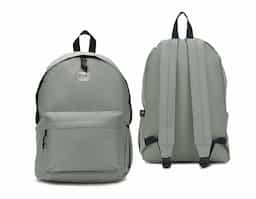 Mochila em poliéster reciclado 600D com forro 210D, ideal para ações sustentáveis. Conta com compartimento principal amplo, bolso frontal, bolso lateral para squeeze e alça superior em webbing. Capacidade de até 18L. Brinde corporativo funcional e com apelo ecológico.