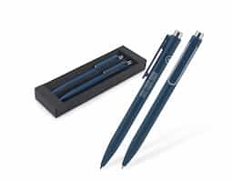 Conjunto composto por uma esferográfica e uma caneta sem tinta, ambas em alumínio 94% reciclado. A esferográfica tem escrita em azul até 1.5 km, e a caneta sem tinta permite um uso prolongado sem a necessidade de apontar. Um conjunto que proporciona uma sensação de escrita suave e fluída. Medidas:  Esferográfica: ø10 x 138 mm | Caneta sem tinta: ø10 x 138 mm.