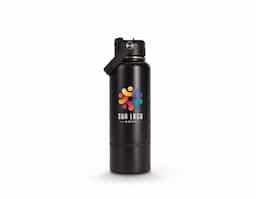 Garrafa térmica em inox com pintura eletrostática e capacidade de até 800ml. Apresenta estrutura interna de parede dupla e vedação a vácuo, o que ajuda a conservar a temperatura de líquidos por mais tempo. Conta ainda com fundo removível. Possui tampa plástica rosqueável com protetor para o bocal, bico flip, canudo interno removível e alça fixa para transporte.