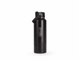 Garrafa térmica em inox com pintura eletrostática e capacidade de até 800ml. Apresenta estrutura interna de parede dupla e vedação a vácuo, o que ajuda a conservar a temperatura de líquidos por mais tempo. Conta ainda com fundo removível. Possui tampa plástica rosqueável com protetor para o bocal, bico flip, canudo interno removível e alça fixa para transporte.