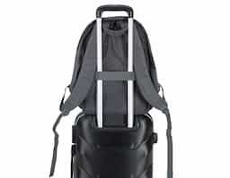 Mochila antifurto impermeável, seu compartimento principal com abertura de zíper na área traseira impossibilita a abertura da mochila nas costas, assim protegendo-o de furtos e trazendo mais segurança para seus objetos de valores. Compartimento principal com bolso para notebook até 15.6 polegadas, bolso para tablet até 9 polegadas, três bolsos para acessórios e bolso com zíper, contém ainda um compartimento frontal e compartimento lateral. Contem faixa reflexiva na área frontal, alça de mãos, acesso para encaixe de malas com puxador, alças para as costas ajustáveis e área traseira com revestimento espumado.