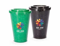 Copo em fibra de madeira com capacidade de 450ml, sustentável e leve. Acompanha tampa com bocal para maior praticidade no uso e transporte. Ideal como brinde ecológico, une design natural e funcionalidade.
