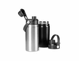 Garrafa térmica em inox com capacidade para até 400ml. Apresenta estrutura de parede dupla e vedação a vácuo, que mantém a temperatura de líquidos por mais tempo sem transferência para o exterior. Possui tampa plástica rosqueável com protetor de o bocal e alça fixa para transporte.