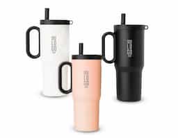 Caneca térmica em inox 304 com pintura eletrostática, alça lateral em plástico e capacidade de até 750ml. Conta com estrutura de parede dupla e vedação a vácuo para manter a temperatura de líquidos por mais tempo. Possui tampa plástica rosqueável com acesso para canudo, infusor removível e alça para fixação de chaveiro ou gancho. Acompanha canudo plástico para encaixe.