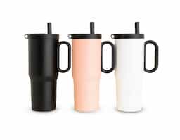 Caneca térmica em inox 304 com pintura eletrostática, alça lateral em plástico e capacidade de até 750ml. Conta com estrutura de parede dupla e vedação a vácuo para manter a temperatura de líquidos por mais tempo. Possui tampa plástica rosqueável com acesso para canudo, infusor removível e alça para fixação de chaveiro ou gancho. Acompanha canudo plástico para encaixe.