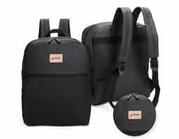 Mochila feita em couro sintético impermeável, com fechamento em zíper e capacidade máxima de 20 litros. Apresenta divisória interna, ideal para notebooks de até 14 polegadas. Conta também com um bolso frontal com uma plaquinha costurada e dois bolsos laterais em tela feitos em nylon.