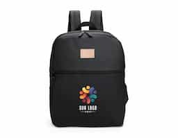Mochila feita em couro sintético impermeável, com fechamento em zíper e capacidade máxima de 20 litros. Apresenta divisória interna, ideal para notebooks de até 14 polegadas. Conta também com um bolso frontal com uma plaquinha costurada e dois bolsos laterais em tela feitos em nylon.