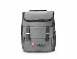 Mochila confeccionada em couro sintético impermeável com capacidade de até 18 litros. Possui compartimento interno para notebook de até 13 polegadas. Apresenta compartimento frontal com par de fivelas e fechamento em botões magnéticos, além de dois bolsos laterais. Possui área das costas e alças de mão e de costas com revestimento em tecido respirável.
